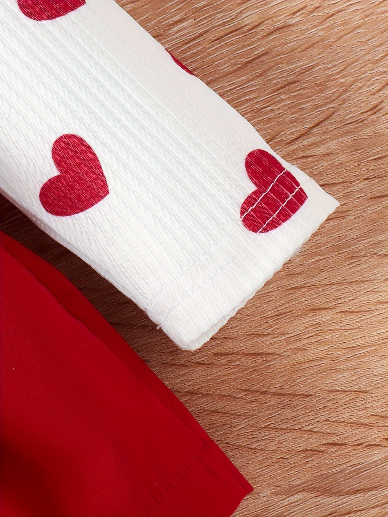 Elegant og Komfortabel Langærmet Kjole med Kjærlighets-motiv for Babyjenter - Perfekt til Festlige Anledninger"